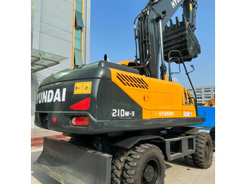 Excavator pe roţi HYUNDAI