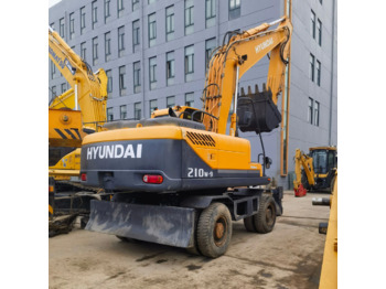 Excavator pe roţi HYUNDAI