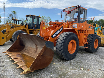 Încărcător frontal pe pneuri DOOSAN