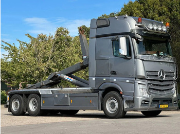 Camion cu cârlig MERCEDES-BENZ Actros 2551