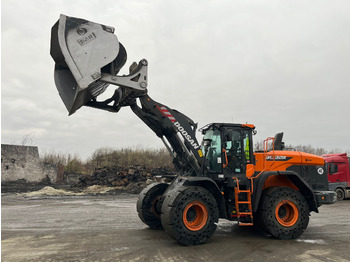 Încărcător frontal pe pneuri DOOSAN