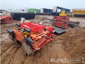 Echipamente de constructii Bundle of Plastic Pedestrian Safety Barriers (3 of), Bundle of Water Filled Barriers (1 of), Bog Mat (4 of), Staging Board (4 of), Bundle of Tracking Boards: Foto 5