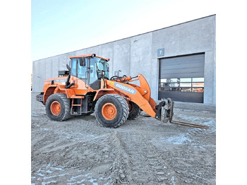 Încărcător frontal pe pneuri DOOSAN DL200