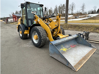 Încărcător frontal pe pneuri CATERPILLAR 906M