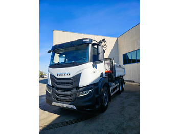 Camion platformă IVECO