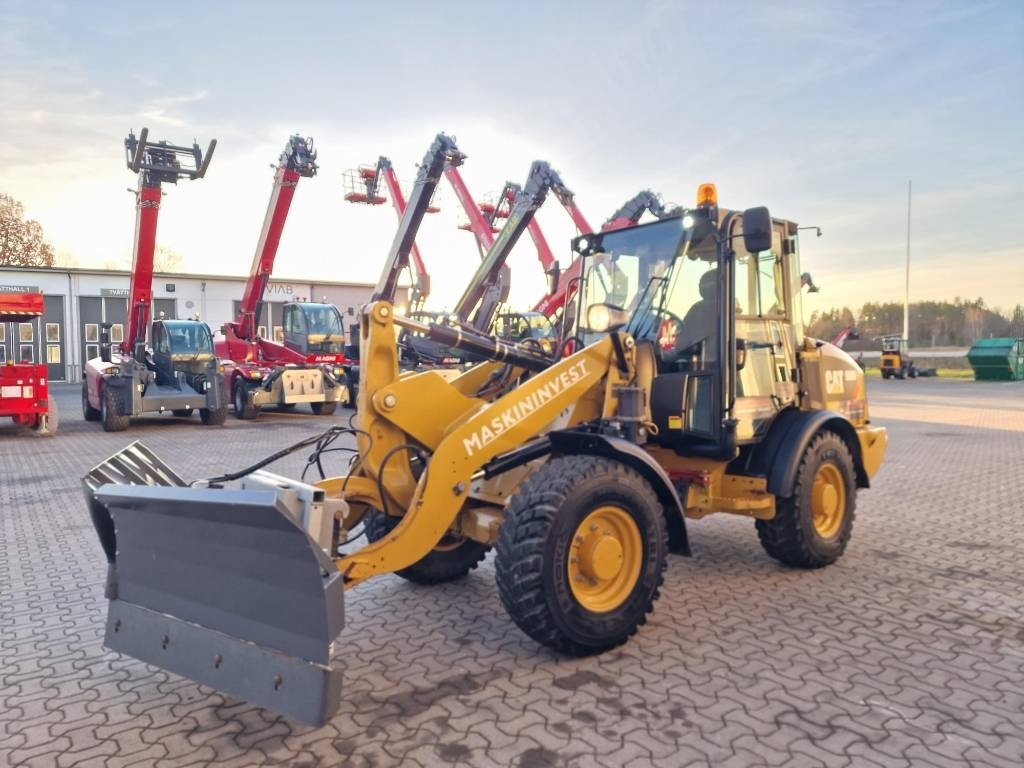 Încărcător frontal pe pneuri CAT 906M 35 km/h: Foto 14