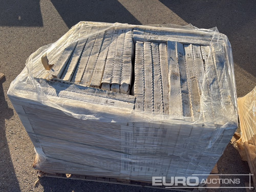 Echipamente de constructii Pallet of Tiles (4 Of): Foto 7