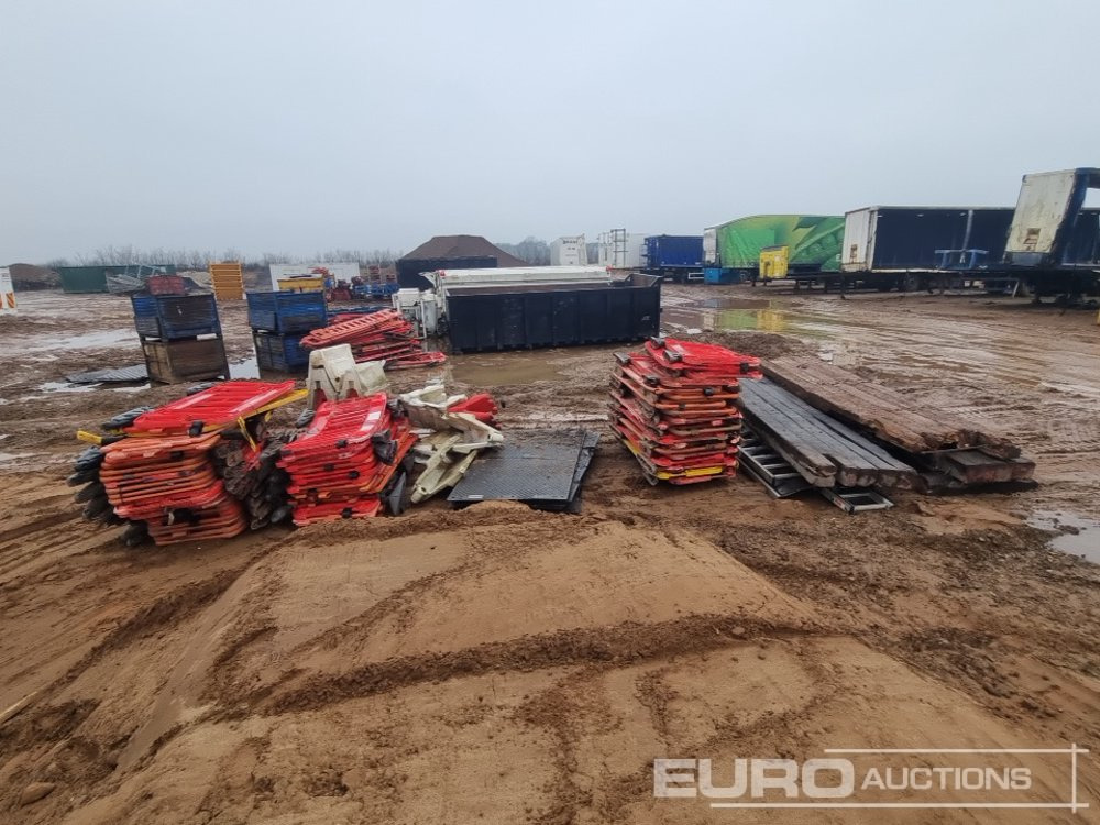 Echipamente de constructii Bundle of Plastic Pedestrian Safety Barriers (3 of), Bundle of Water Filled Barriers (1 of), Bog Mat (4 of), Staging Board (4 of), Bundle of Tracking Boards: Foto 6